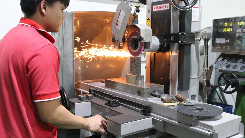 汽车发动机缸体压铸模具：揭秘价格背后的秘密