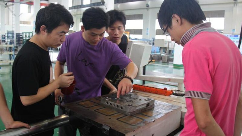 精密模具与普通模具：性能与适用场景的差异化分析